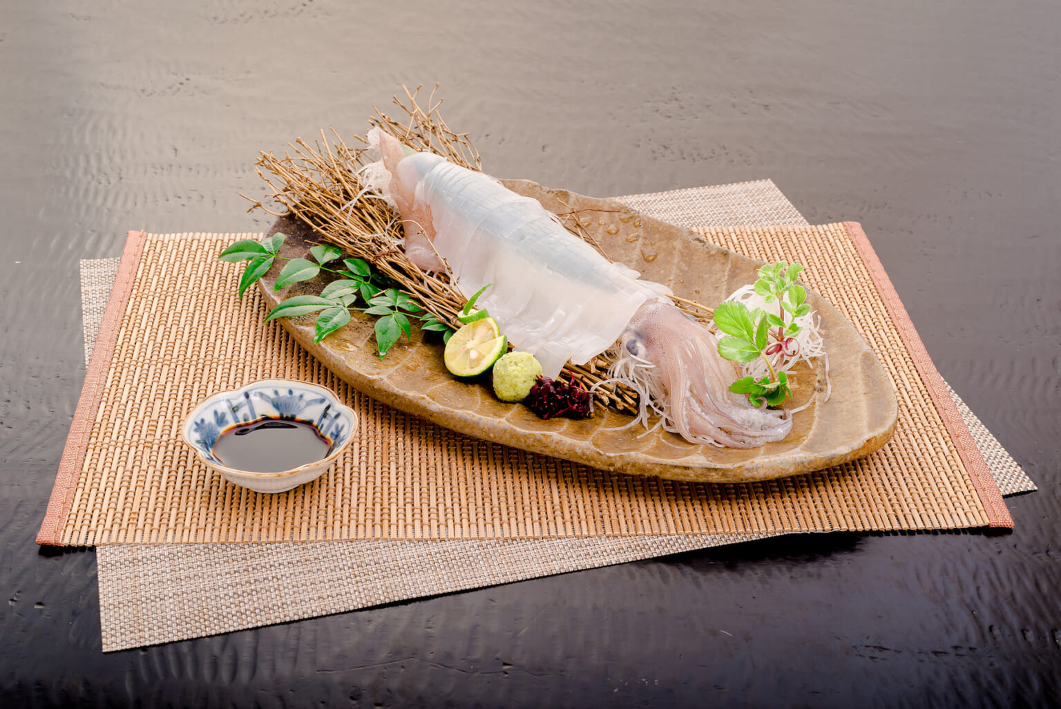 佐賀県・呼子名物、新鮮なイカの刺身を自宅で。流水解凍15分で味わえる「呼子剣先いか姿造り」3パック - 旅サラダPLUS｜朝日放送