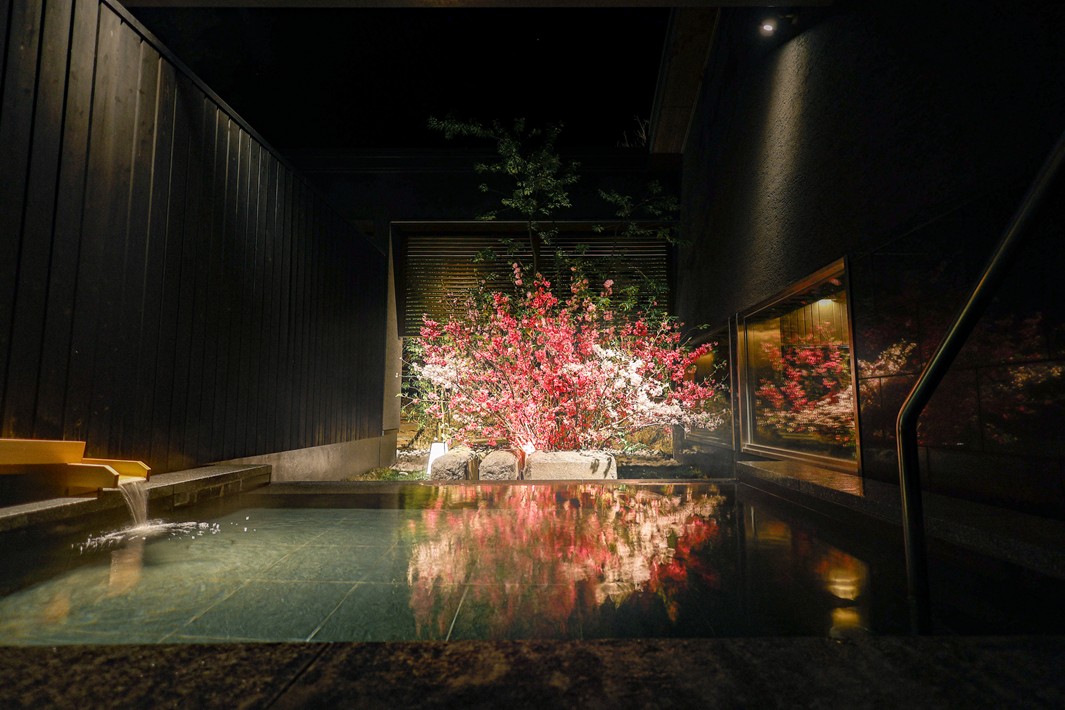 界 長門」の春限定プラン「春らんまん滞在」で音信川の桜並木を特等席