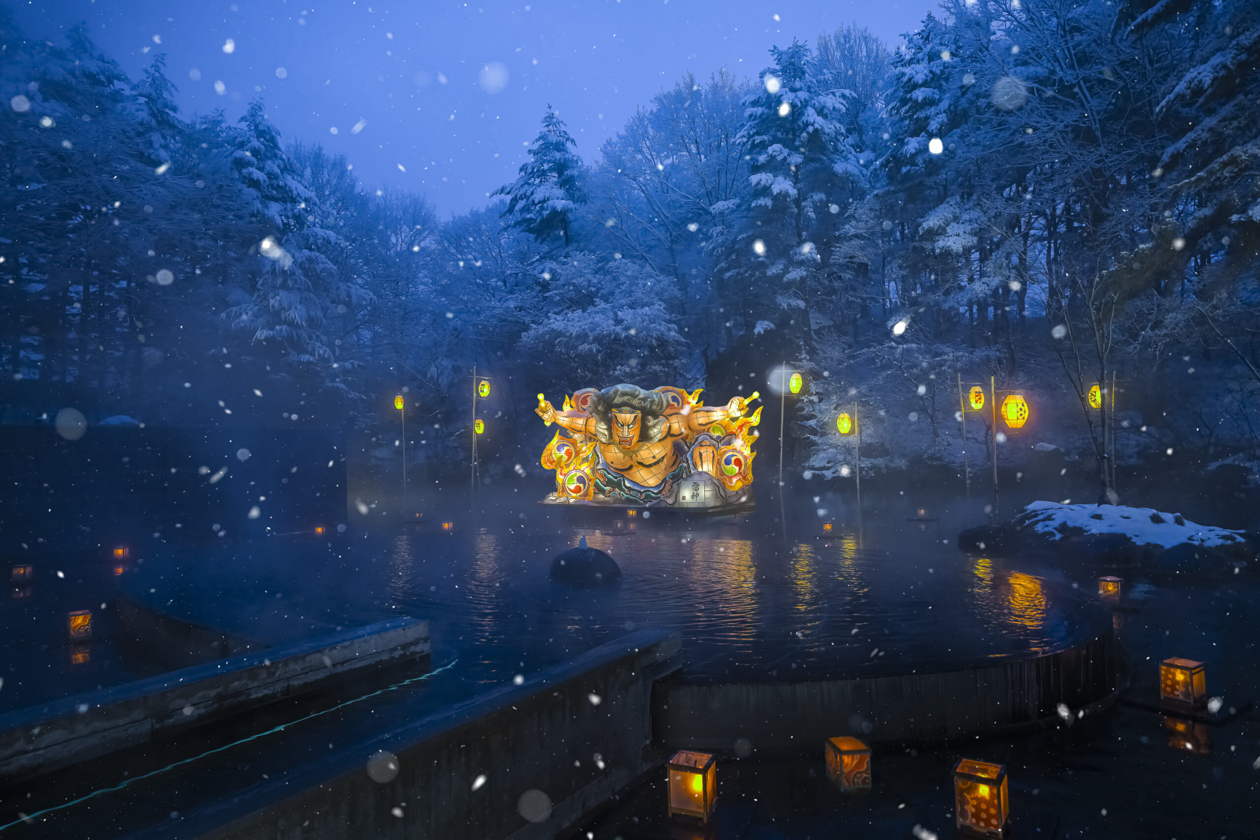 ねぶたが灯る絶景雪見露天「ねぶり流し灯篭」が今年も開催！ 笛の音色