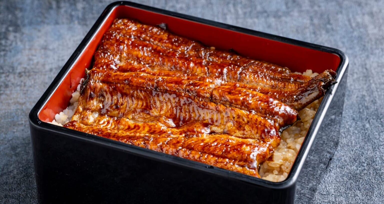 浜名湖自慢のブランドうなぎ「でしこ」。肉厚で柔らかな食感が堪らない「浜名湖うなぎ でしこ長蒲焼2尾入り」 - 旅サラダPLUS｜朝日放送